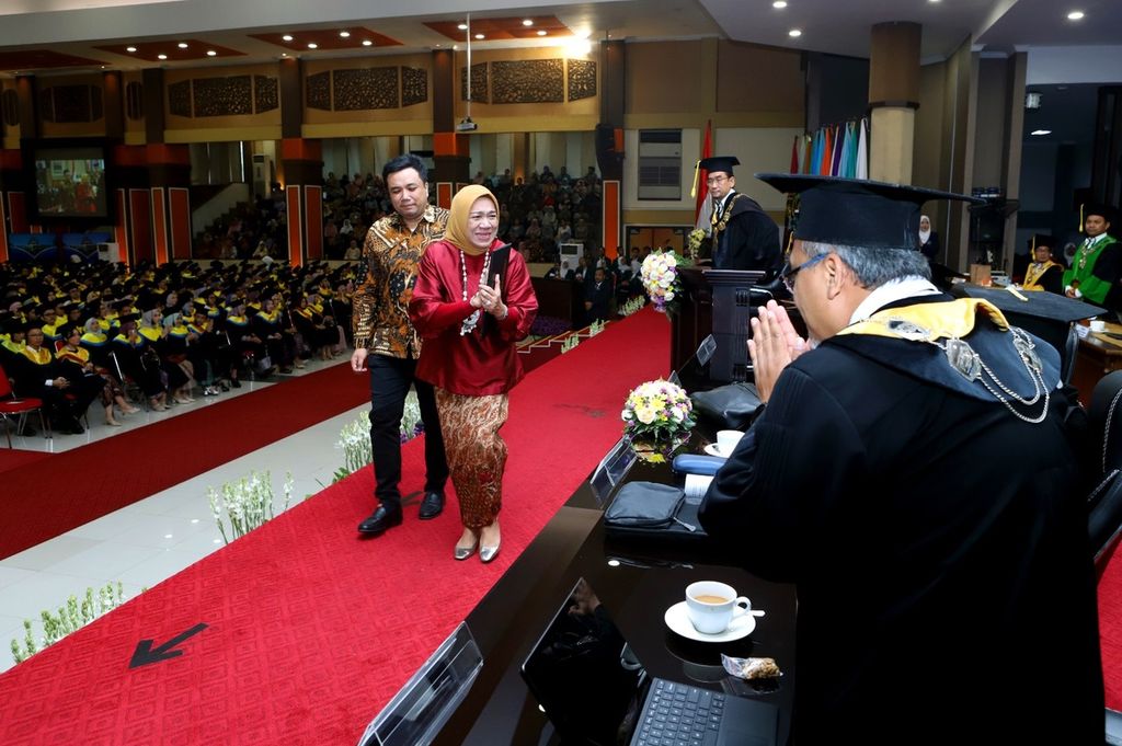 Orangtua Rafi mewakili anaknya untuk menerima ijazah dari Rektor Universitas Brawijaya (UB) Widodo, di kampus UB Malang, Jawa Timur, Sabtu (24/2/2024).