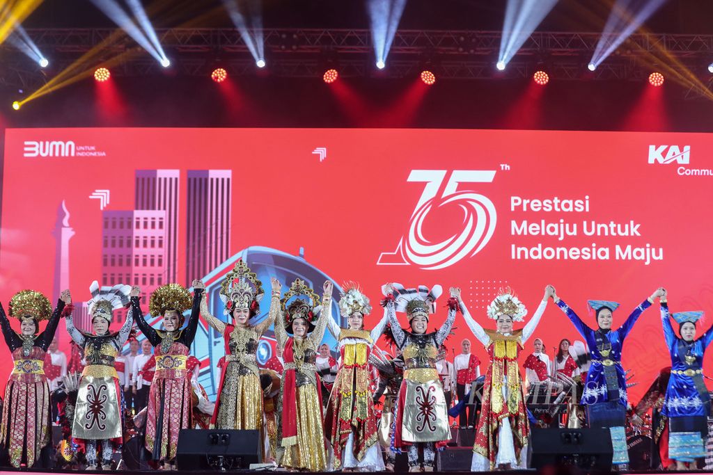 Penampilan tari memeriahkan acara ulang tahun ke-15 KAI Commuter di Jakarta International Velodrome, Jumat (15/9/2023).