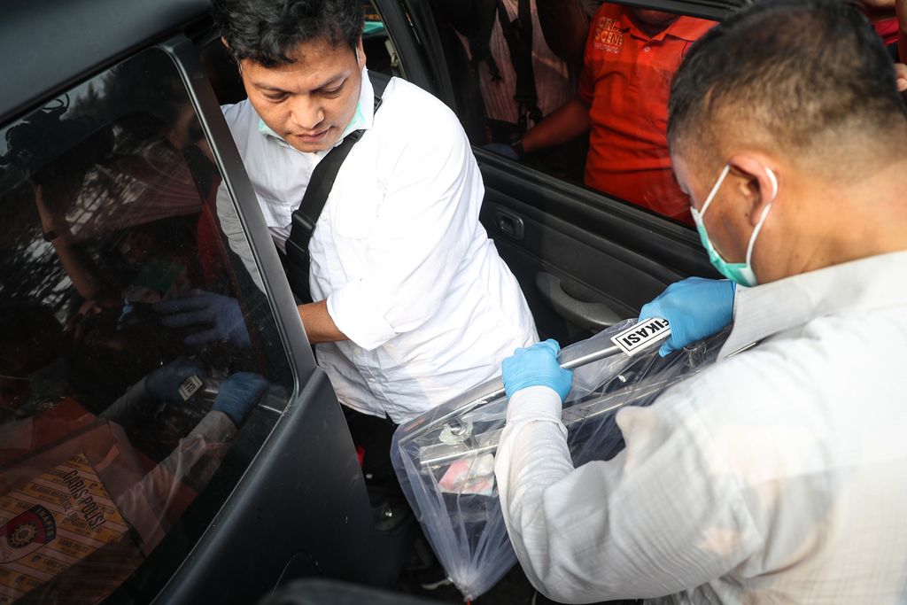 Anggota Inafis membawa barang bukti dari lokasi penembakan di kantor Majelis Ulama Indonesia, Jakarta, Selasa (2/5/2023).