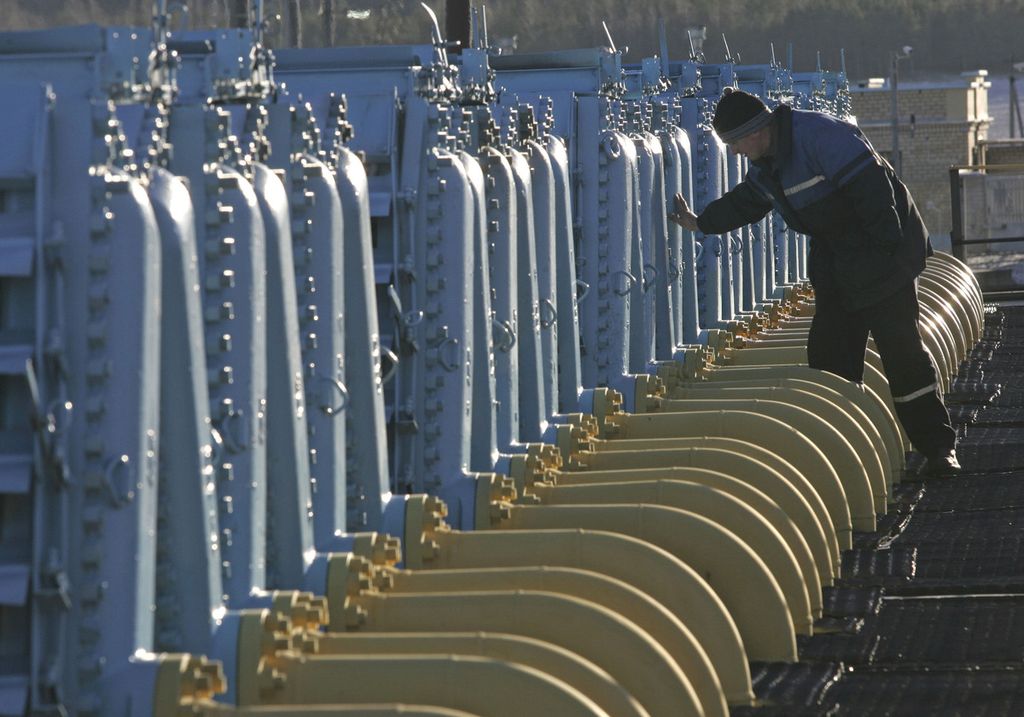 Seorang pekerja sedang menjalankan tugasnya di stasiun kompresor gas pada jaringan pipa Yamal-Europe dekat Nesvizh, sekitar 130 kilometer barat daya ibu kota Minsk, Belarus, 29 Desember 2006. 