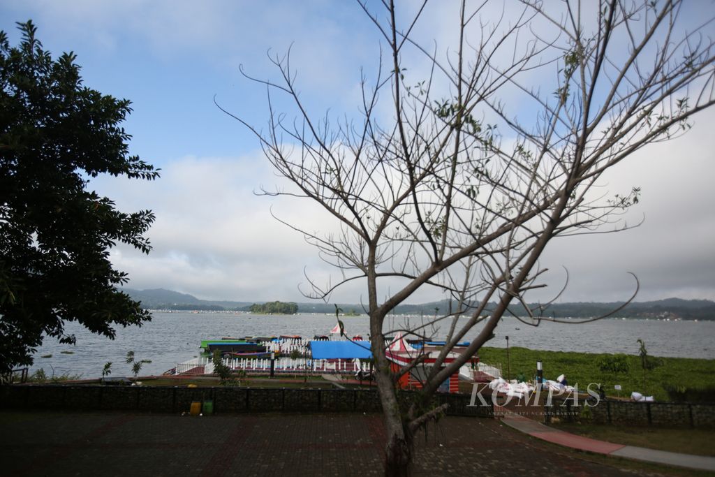 Suasana Waduk Darma di Kabupaten Kuningan, Jawa Barat, Senin (22/4/2024). Waduk Darma akan menjadi start sesungguhnya balapan sepeda jarak jauh Cycling de Jabar 2024. Pantai Pangandaran menjadi finis dari ajang balapan sepeda tahunan yang diselenggarakan harian <i>Kompas</i> bersama Pemerintah Provinsi Jawa Barat.