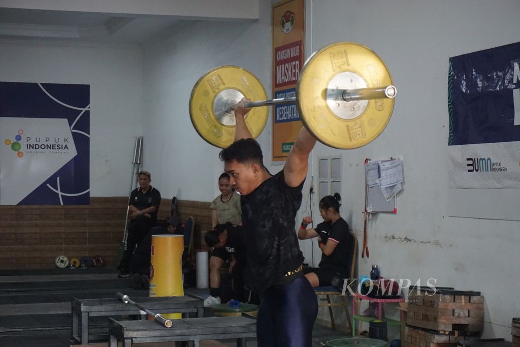 Atlet angkat besi Indonesia, Ricko Saputra, berlatih di pemusatan latihan angkat besi, Mess Kwini, Jakarta, Rabu (29/11/2023). Ricko tetap berlatih dengan intensitas tinggi saat Ramadhan.