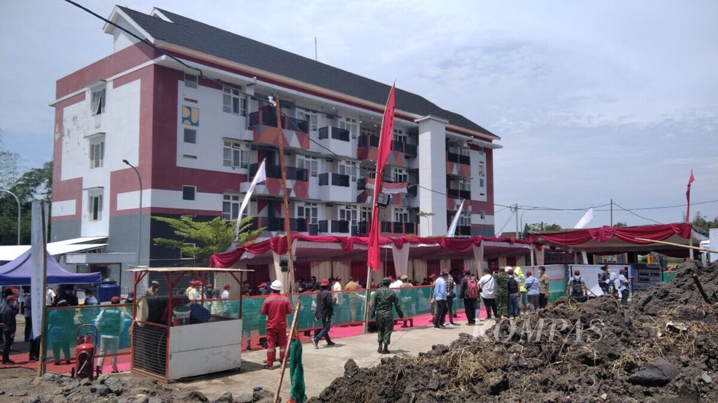 Suasana jelang peletakan batu pertama pembangunan pengembangan Rumah Sakit Darurat Penanganan Covid-19 di area Rumah Sakit Universitas Muhammadiyah Malang (RS UMM), di Malang, Jawa Timur, Senin (5/4/2021).