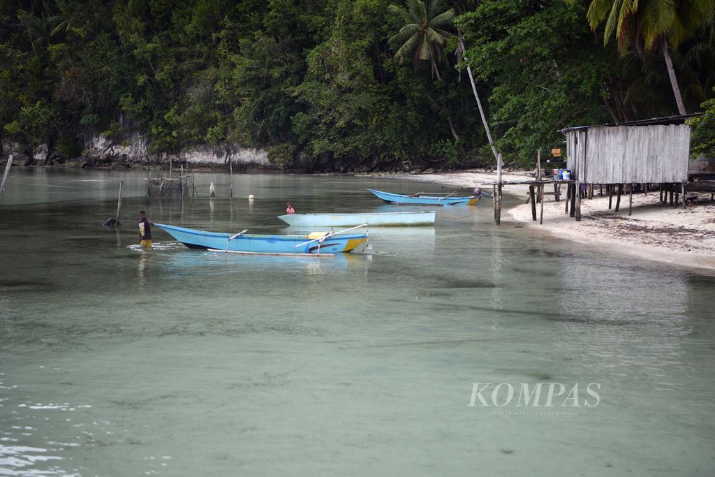 Warga menarik perahu di dermaga Kampung Yensner, Teluk Mayalibit, Raja Ampat, Papua Barat, Kamis (3/6/2021). 