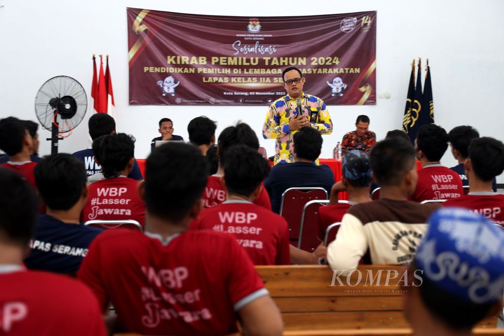 Anggota KPU Kota Serang, Iip Patrudin, melakukan sosialisasi pemilu di Lapas Kelas IIA Kota Serang, Banten, Jumat (3/11/2023). Sosialisasi di lapas menjadi target KPU Kota Serang karena terbatasnya informasi tentang pemilu yang diterima oleh warga binaan di dalam lapas.