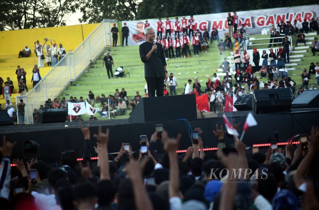 Bakal calon presiden dari PDI-Perjuangan Ganjar Pranowo berorasi saat acara "Relawan Ganjar Pranowo Merawat Jiwa Nusantara" di Stadion Gelora Delta, Sidoarjo, Sabtu (10/6/2023).