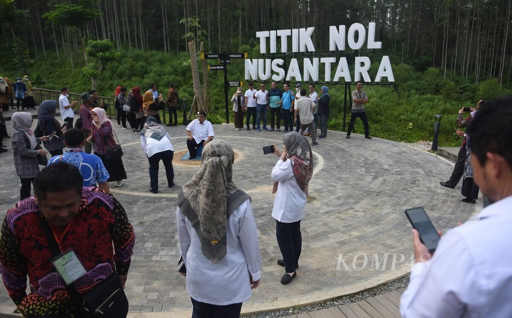 Pengunjung berfoto bersama di Titik Nol Ibu Kota Negara (IKN) Nusantara di Kecamatan Sepaku, Kabupaten Penajam Paser Utara, Kalimantan Timur, Kamis (28/7/2022).
