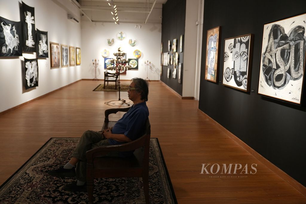 Butet Kartaredjasa duduk di antara karyanya dalam Pameran Seni Rupa &quot;Melik Nggendong Lali&quot; di Gedung A, Galeri Nasional Indonesia, Jakarta, Kamis (25/4/2024). 