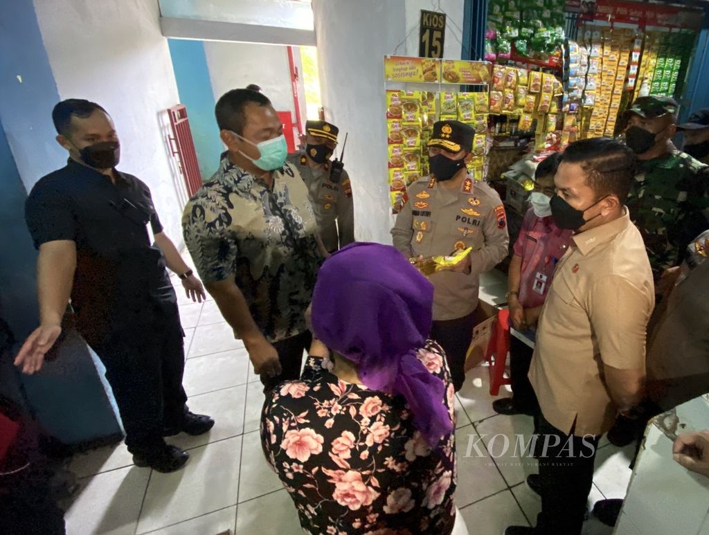 Anggota Satgas Pangan Jateng berbincang dengan pedagang di Pasar Bulu, Kota Semarang, Jawa Tengah, Selasa (29/3/2022).