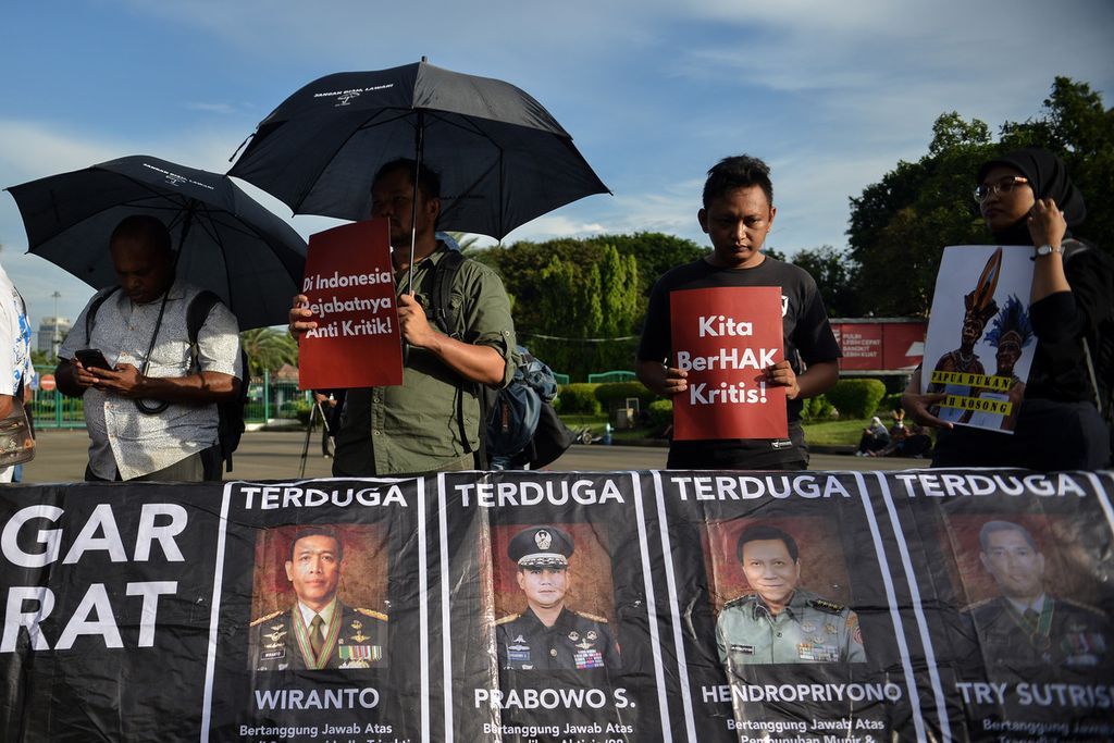 Peserta aksi membawa poster tuntutan saat aksi Kamisan ke-773 di depan Istana Merdeka, Jakarta, Kamis (11/5/2023). Dalam aksi Kamisan ke-773, para aktivis menyuarakan tentang 25 tahun kasus-kasus pelanggaran hak asasi manusia (HAM) pada Mei 1998. Sejumlah kasus pelanggaran HAM tersebut adalah tragedi penembakan empat mahasiswa Universitas Trisakti hingga kerusuhan massa yang terjadi di berbagai daerah. Para peserta aksi menuntut pemerintah untuk mengusut tuntas Tragedi Trisakti dan Peristiwa 13-15 Mei 1998. Mereka meminta agar Presiden segera memerintahkan Jaksa Agung untuk membentuk tim penyidik <i>ad hoc </i>dan menindaklanjuti kasus-kasus pelanggaran HAM berat yang telah diselidiki Komnas HAM. Mereka juga meminta pemerintah untuk memenuhi hak-hak korban dan para keluarga korban pelanggaran HAM berat ini secara menyeluruh, salah satunya hak atas kebenaran dan keadilan. 