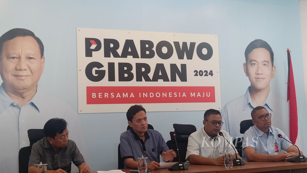 Wakil Komandan Echo (Hukum dan Advokasi) TKN Prabowo-Gibran, Habiburokhman (dua dari kiri), saat konferensi pers merespons tayangan film <i>Dirty Vote</i> di Media Center TKN Prabowo-Gibran, Jakarta, Minggu (11/2/2024).
