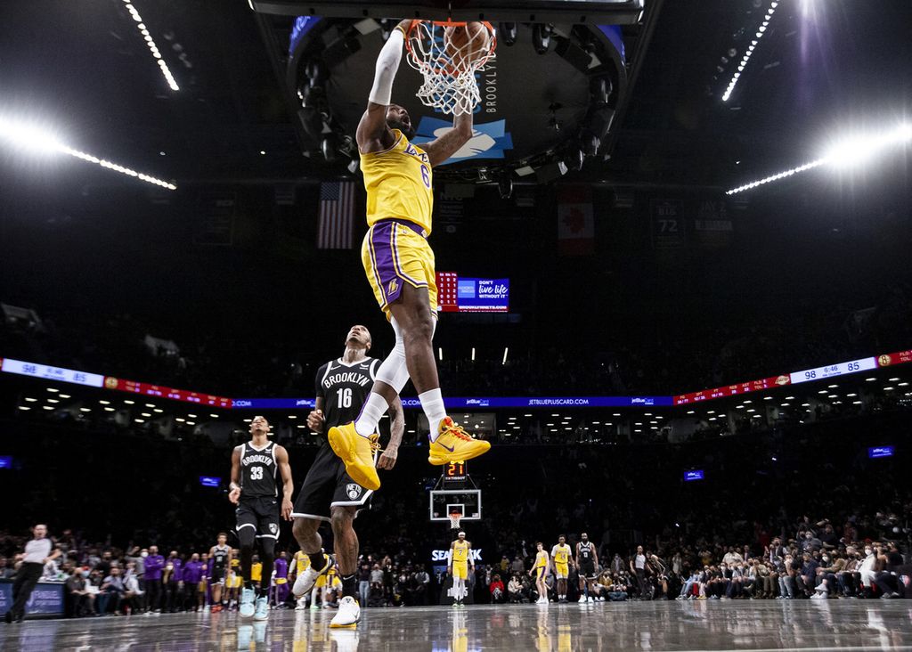 LeBron James, bintang LA Lakers, melakukan <i>dunk</i> saat menghadapi Brooklyn Nets di Barclays Center pada 25 Januari 2022. 
