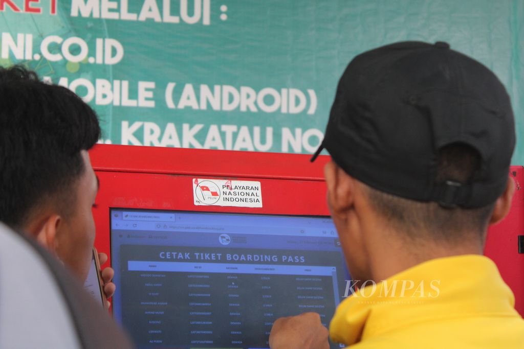 Mesin pencetak <i>boarding pass</i> Penumpang Bandar Deli, Pelabuhan Belawan, Medan, Sumatera Utara, pada Selasa (27/2/2024). Disediakan lima mesin pencetak yang mempercepat pelayanan bagi calon penumpang.