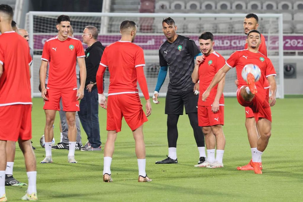 Pemain Maroko berlatih di Stadion Al Duhail SC, Doha, Senin (5/12/2022). Maroko akan melawan Spanyol dalam pertandingan babak 16 besar Piala Dunia Qatar, Selasa (6/12/2022). 