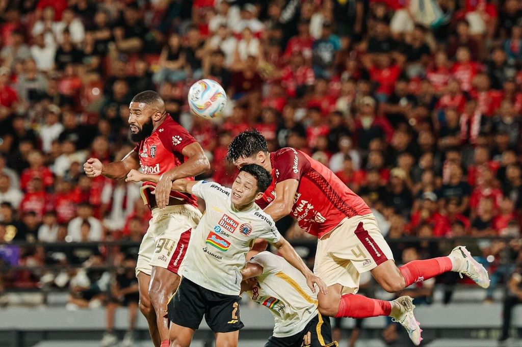 Dokumentasi Bali United menampilkan duel antara pemain Bali United dan pemain Persija Jakarta di Stadion Kapten I Wayan Dipta, Gianyar, Sabtu (30/3/2024). Persija Jakarta, PSM Makassar, dan Persebaya Surabaya gagal melaju ke babak <i>championship series</i> BRI Liga 1 2023-2024.