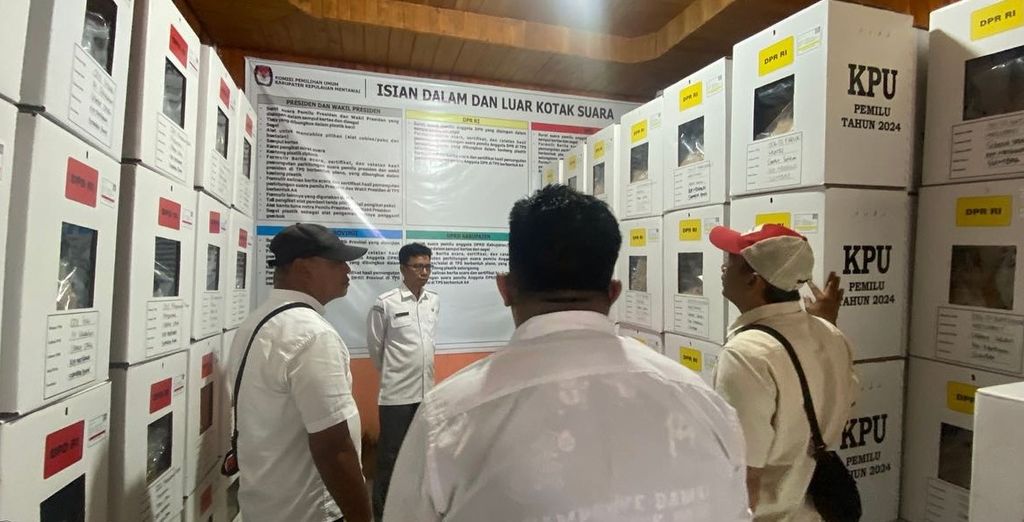 Anggota KPU Sumatera Barat memantau gudang logistik KPU Kepulauan Mentawai, Sumatera Barat, Senin (29/1/2024).