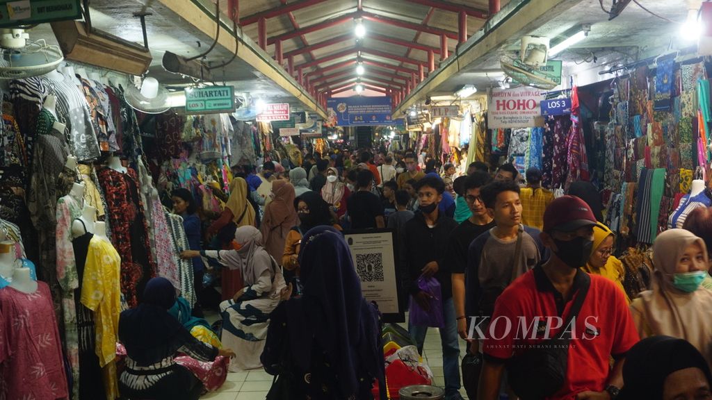 Suasana yang tercipta di Pasar Beringharjo, Yogyakarta, Jumat (6/5/2022). Pasar itu kembali ramai oleh kedatangan wisatawan pada masa mudik Lebaran. Banyak pedagang mengalami peningkatan penjualan. Rata-rata peningkatannya dua kali lipat.