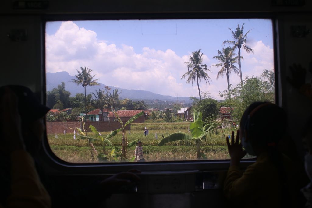 Sejumlah penumpang menikmati pemandangan dari kereta api KA Garut Cibatuan, Kabupaten Garut, Jawa Barat, Minggu (27/3/2022).