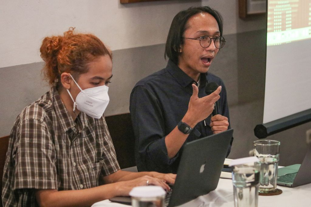 Koordinator Divisi Pengelolaan Pengetahuan ICW Wana Alamsyah (kanan) berbicara dalam acara peluncuran pandangan Indonesia Corruption Watch (ICW) terhadap demokrasi dan pemberantasan korupsi tahun 2023 di Kedai Tjikini, Jakarta Pusat, Jumat (6/1/2023). 
