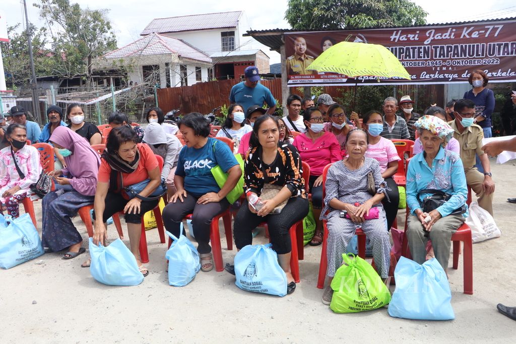 Masyarakat korban gempa menerima bantuan pangan di Kecamatan Tarutung, Kabupaten Tapanuli Utara, Sumatera Utara, Senin (3/10/2022). Masyarakat berharap bisa segera mendapat bantuan perbaikan rumah. 