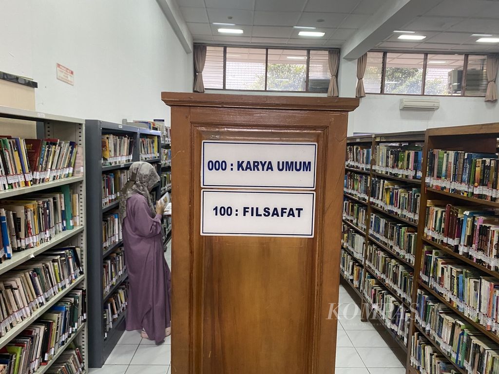 Pengunjung mencari buku yang dibutuhkan di Perpustakaan Provinsi Jawa Tengah di Kota Semarang, Rabu (18/1/2023). 