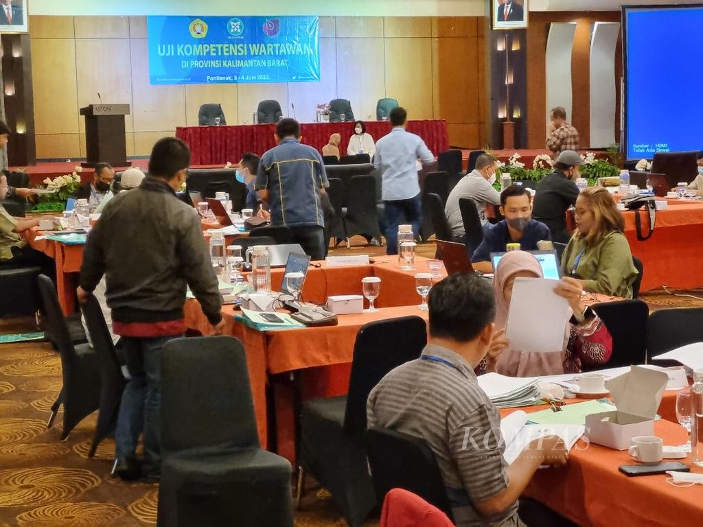 Sejumlah wartawan mengikuti uji kompetensi yang difasilitasi Dewan Pers di Pontianak, Kalimantan Barat, Jumat (3/6/2022). Dewan Pers memfasilitasi uji kompetensi wartawan di 34 provinsi pada tahun ini dengan dana dari APBN.