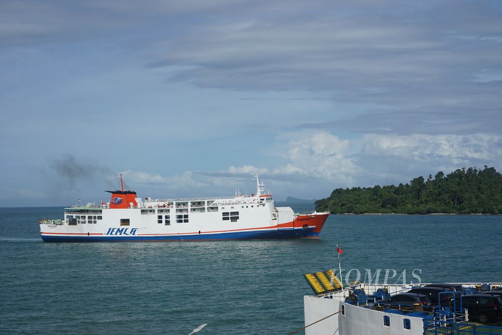 Kapal feri berangkat dari Dermaga Eksekutif Pelabuhan Merak, Cilegon, Banten, Selasa (9/4/2024).