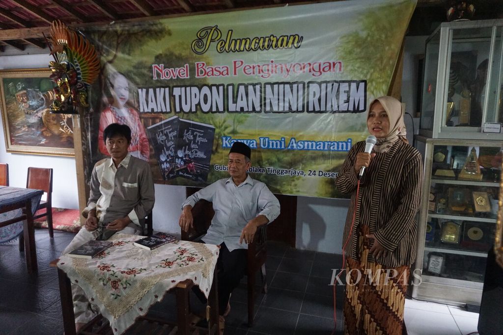 Sumiyati yang memiliki nama pena Umi Asmarani (kanan) menerbitkan novel berbahasa Banyumas atau Panginyongan berjudul "Kaki Tupon lan Nini Rikem" di Gubug Carablaka di Desa Tinggarjaya, Kecamatan Jatilawang, Kabupaten Banyumas, Jawa Tengah, Sabtu (24/12/2022).