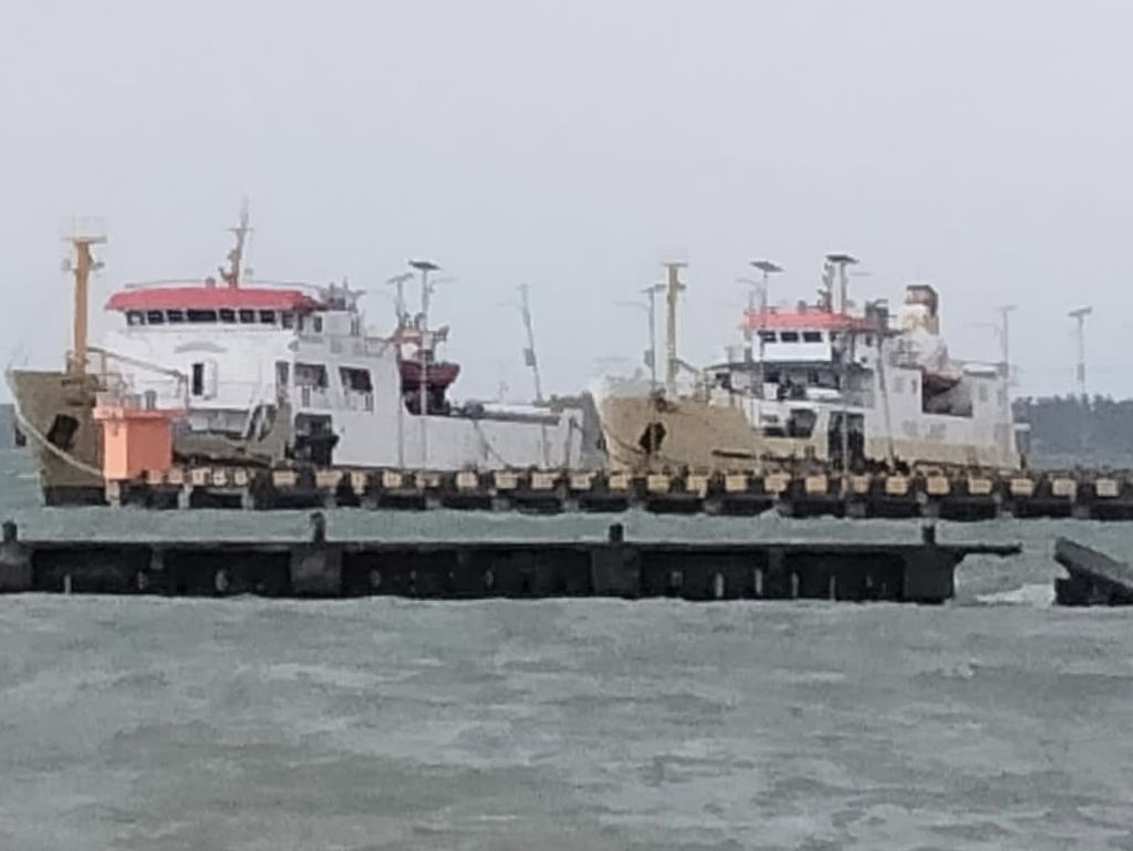 Dua kapal tol laut, yakni KM Maloli dan KM Sabuk Nusantara 27, bersandar di Pelabuhan Benteng, Kepulauan Selayar, Sulawesi Selatan, Rabu (4/1/2023). Kedua kapal tol laut yang sedianya berlayar ke Nusa Tenggara Timur itu tertahan di pelabuhan tersebut sejak Jumat (23/12/2022) akibat cuaca buruk.