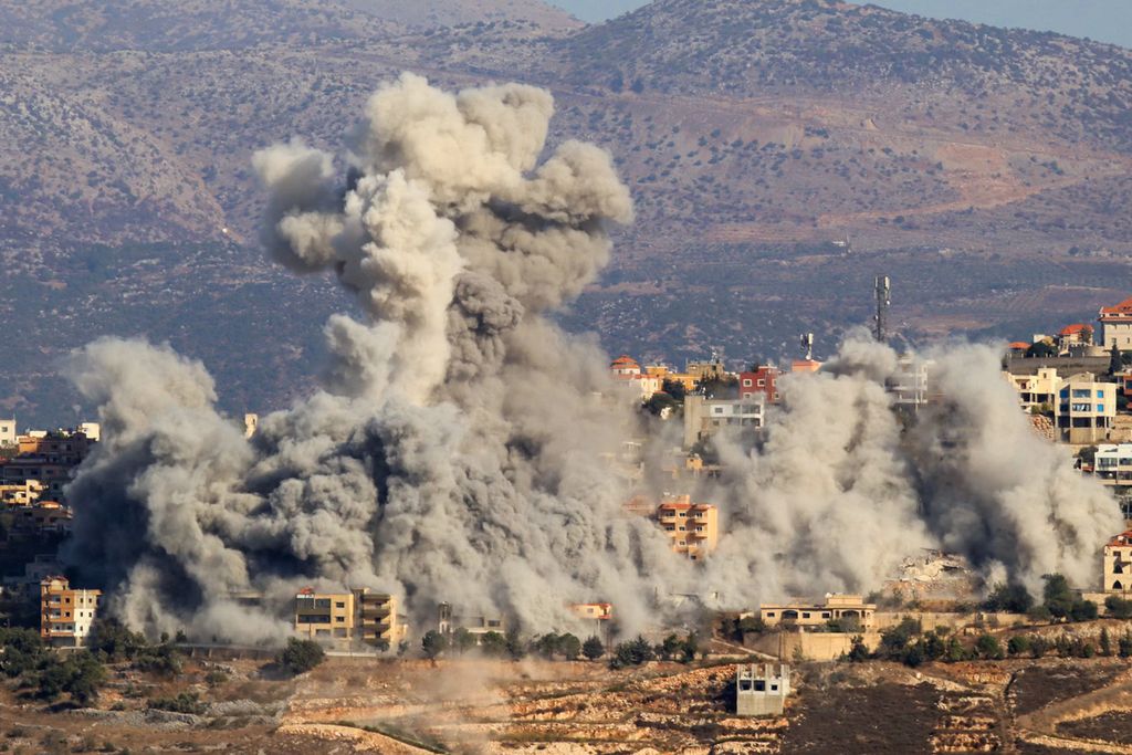 Asap mengepul dari wilayah Desa Khiam, perbatasan Lebanon-Israel, Kamis (3/10/2024).  