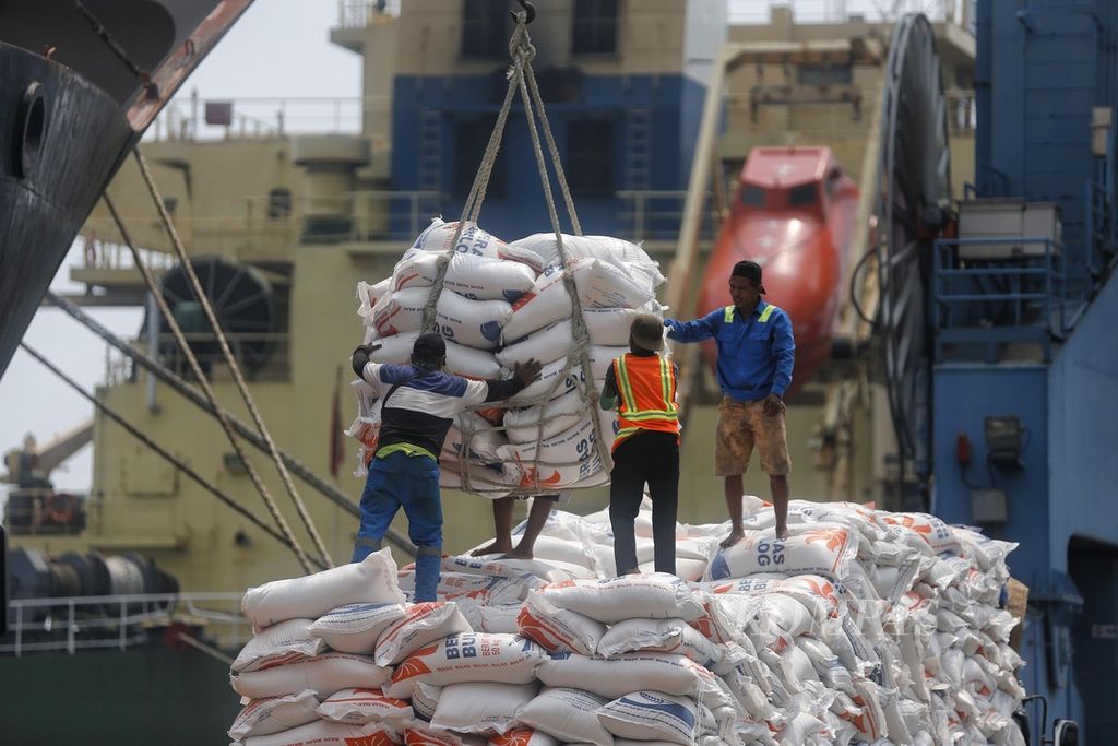 Buruh membongkar beras impor dari Thailand yang baru tiba di Pelabuhan Tanjung Priok, Jakarta, dengan menggunakan kapal Vimc Unity, Senin (29/5/2023).