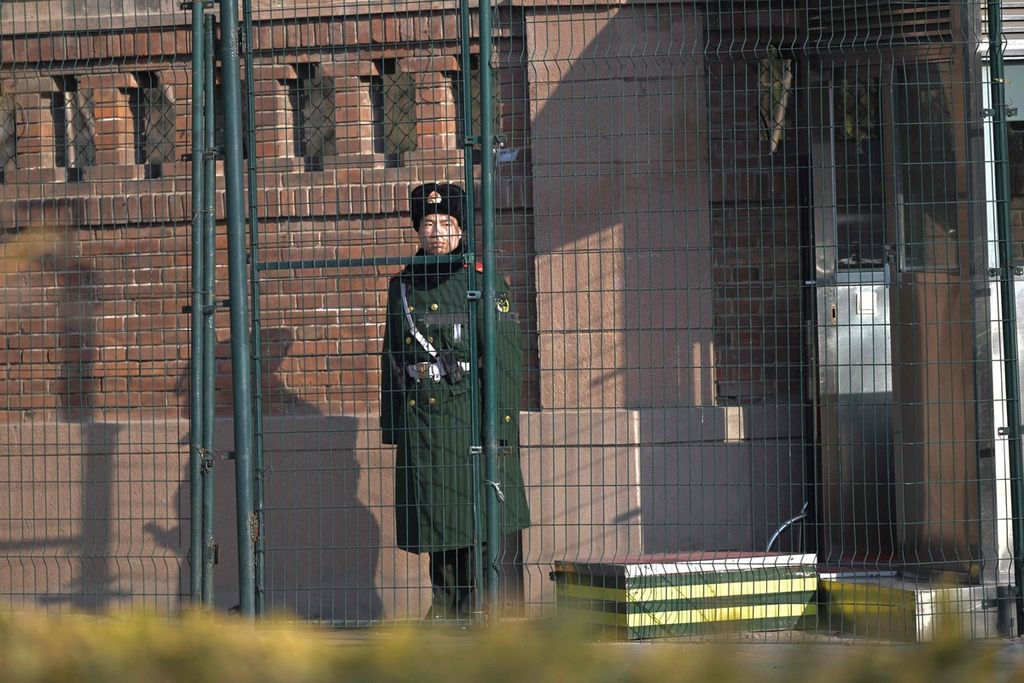 Seorang polisi paramiliter China berjaga-jaga di luar Kedutaan Besar Inggris di Beijing, China, 8 Januari 2024. 