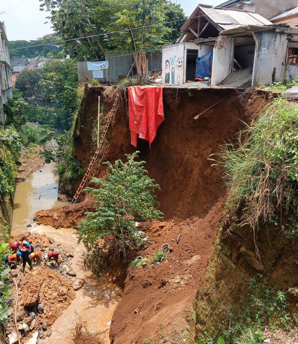 Tim SAR gabungan sedang mencari korban terakhir, Uus Rustandi (55). Uus belum ditemukan di proyek pembangunan tembok penahan tanah di Kampung Tajur, Muarasari, Kecamatan Bogor Selatan, Kota Bogor, Jawa Barat, yang mengalami longsor pada Minggu, (18/2/2024).