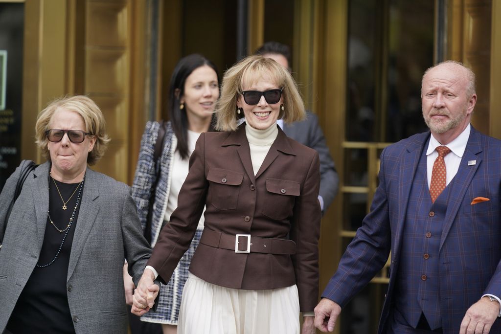 E Jean Carroll (tengah) berjalan keluar dari Pengadilan Federal Manhattan, Selasa (9/5/2023), di New York, AS. 