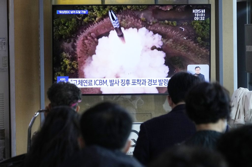 Layar televisi di Stasiun Kereta Seoul, Korea Selatan, Rabu (19/4/2023), menayangkan program peluncuran rudal Korea Utara. Pemimpin Korut Kim Jong Un menyatakan negaranya siap-siap meluncurkan satelit mata-mata militer pertama. 