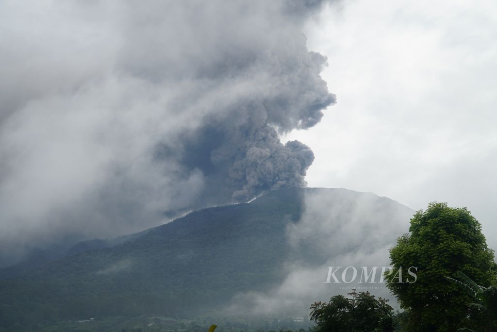 Asap dan abu vulkanik keluar dari kawah Gunung Marapi difoto dari posko utama SAR di tak jauh dari Kantor Wali Nagar Batupalano, Kecamatan Sungai Pua, Agam, Sumatera Barat, Senin (4/12/2023). 