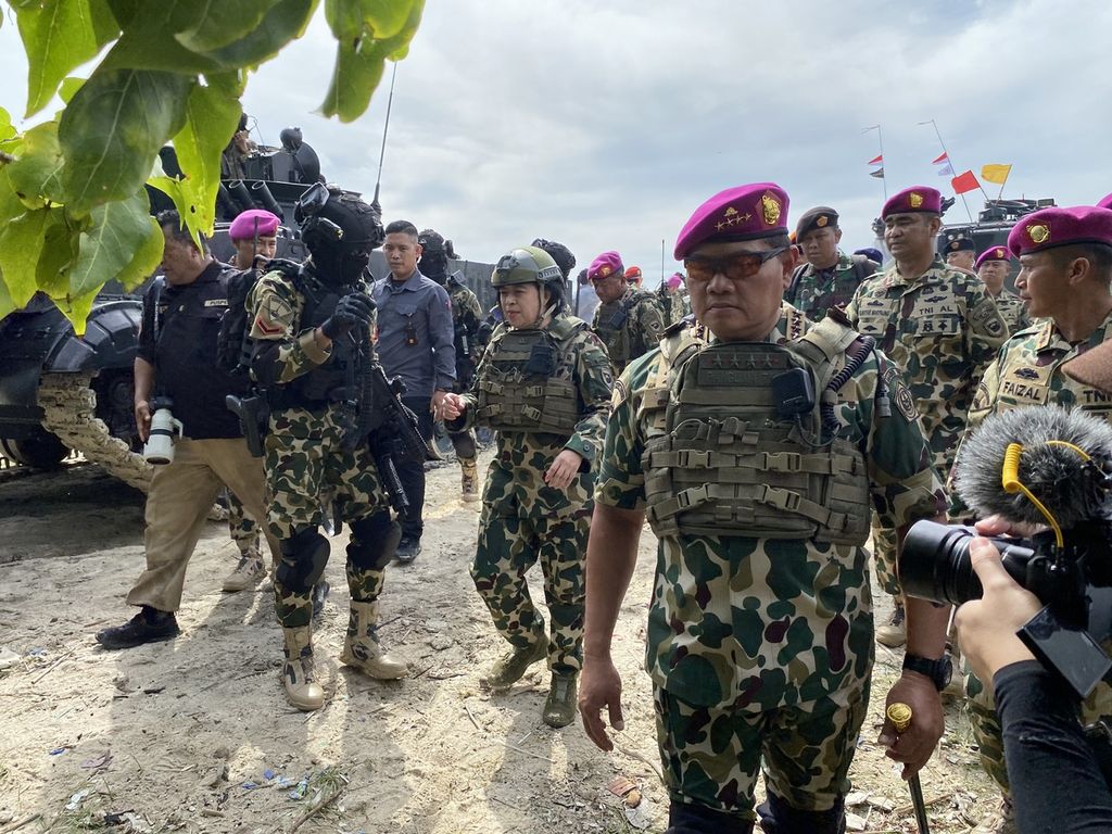 Ketua DPR Puan Maharani turun dari kendaraan tempur marinir yang baru mendarat di Pulau Damar, Kepulauan Seribu, Selasa (24/01/2023).