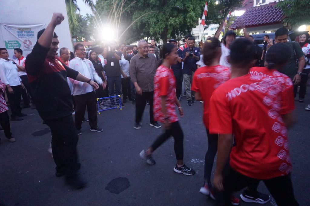 Menteri Pemuda dan Olahraga Dito Ariotedjo bermain bola lima gawang dalam pembukaan pelatnas Special Olympics World Games Berlin 2023 di Yayasan Pembinaan Anak Cacat (YPAC) Semarang, Jawa Tengah, Senin (8/5/2023).