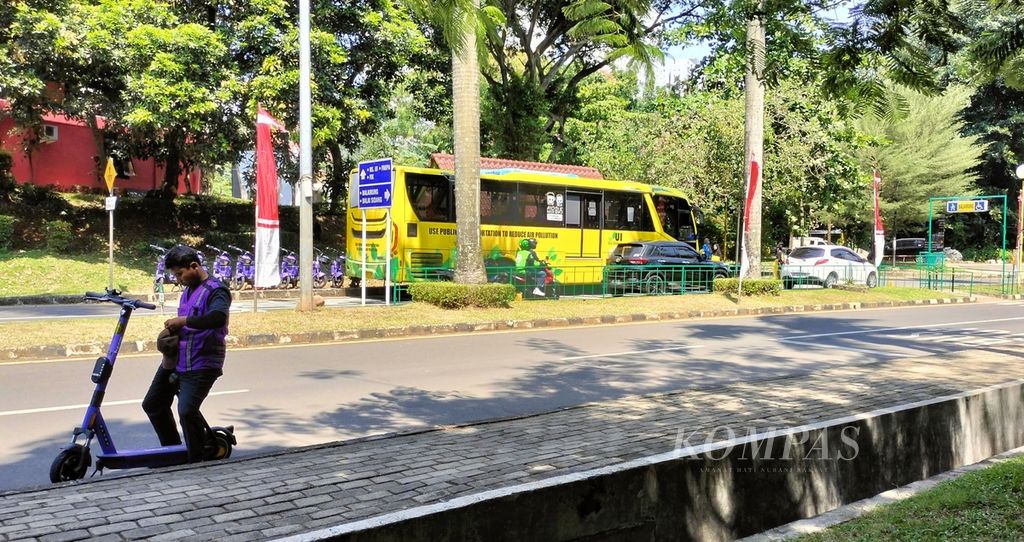 Universitas Indonesia (UI) mengembangkan pemeringkatan kampus berkelanjutan dan kini diluaskan pada pemeringkatan kota/kabupaten berkelanjutan lewat pemeringkatan UI GreenCityMetric. Terlihat suasana kampus UI di Depok, Selasa (1/8/2023) yang mendukung gaya hidup kampus hijau, salah satunya terkait mobilitas di kawasan kampus yang ramah lingkungan.