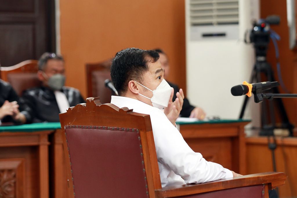 Terdakwa kasus perintangan penyidikan pembunuhan Brigadir J atau Nofriansyah Yosua Hutabarat, Arif Rachman Arifin, menjalani sidang perdana di Pengadilan Negeri Jakarta Selatan, Rabu (19/10/2022). 