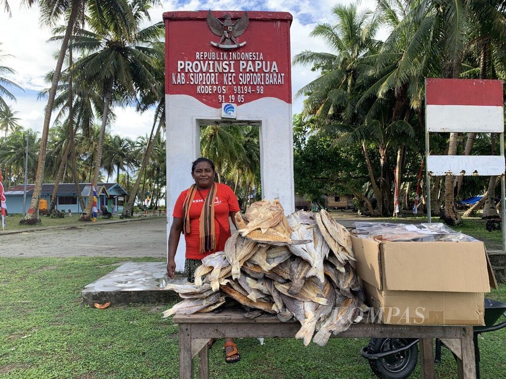 Kemensos memberikan bantuan sosial bagi masyarakat di Pulau Bras, Kampung Mapia, Distrik Supiori Barat, Kabupaten Supiori, Papua, Selasa (12/9/2023).