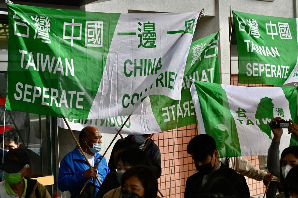 Para aktivis prokemerdekaan Taiwan mengibarkan spanduk dalam unjuk rasa sebelum kedatangan pejabat China urusan Taiwan di Taipei, Taiwan, 18 Februari 2023. 