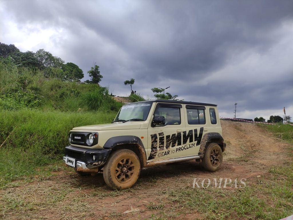 Suzuki Jimny lima pintu diuji saat Media Experience Suzuki Indonesia di Bogor, Jawa Barat, Rabu (6/3/2024).