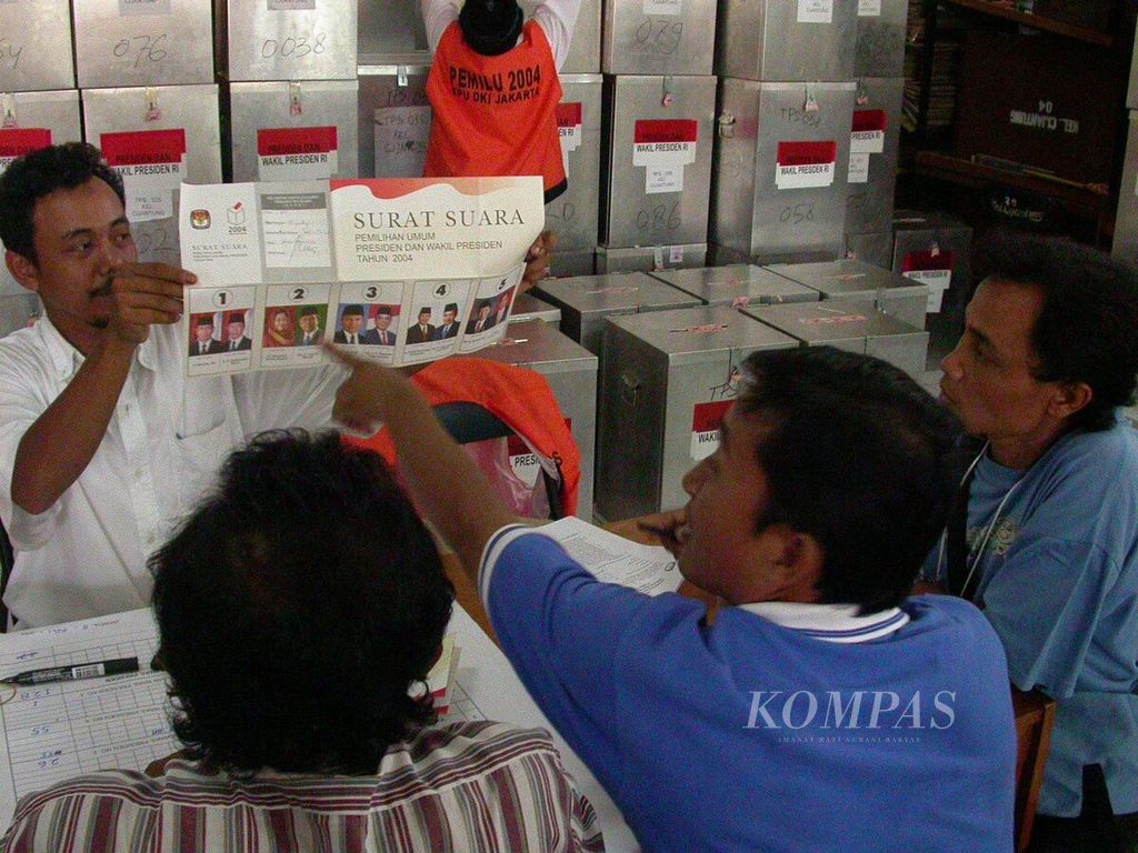 An electoral committee member of Cijantung Sub-district accompanied by several witnesses conducted a recount of invalid ballot papers on Tuesday (6/7/2004) as they were previously marked incorrectly while the ballot papers were still folded.