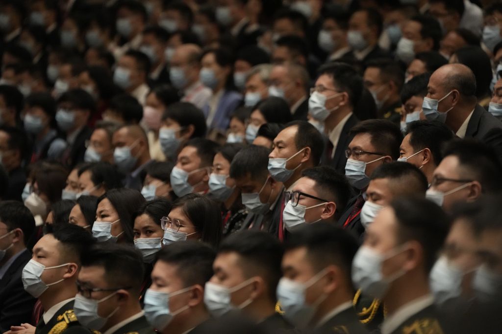 Anggota Partai Komunis China hadir dalam upacaya pembukaan Kongres Nasional Partai Komunis China ke-20 yang digelar di Balai Agung Rakyat, Beijing pada Minggu (16/10/2022).