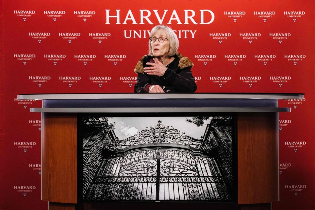 Ekonom AS, Claudia Goldin, yang meraih Hadiah Nobel Ekonomi 2023 berbicara kepada pers di Universitas Harvard, Cambridge, Massachusetts, AS, Senin (9/10/2023). 