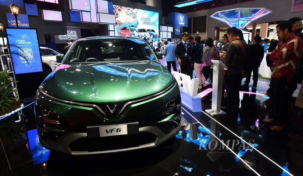 VinFast VF 6, mobil produksi nasional Vietnam, untuk pasar Indonesia di ajang Indonesia International Motor Show (IIMS) 2024 di JIExpo Kemayoran, Jakarta, Kamis (15/2/2024). 
