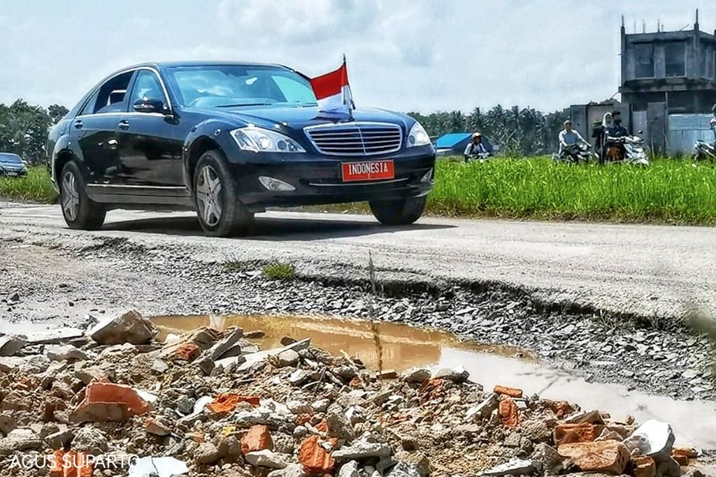Presiden Joko Widodo menyusuri Jalan Terusan Ryacudu di Kabupaten Lampung Selatan, Jumat (5/5/2023). Jalan rusak parah di Lampung membuat Presiden turun mengecek sendiri.