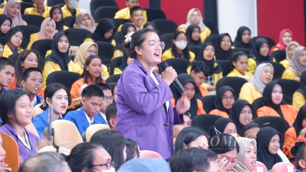 Seorang mahasiswi mengajukan pertanyaan saat mengikuti kuliah umum di General Building Lecture Theater Universitas Lambung Mangkurat, Banjarmasin, Kalimantan Selatan, awal September 2023.