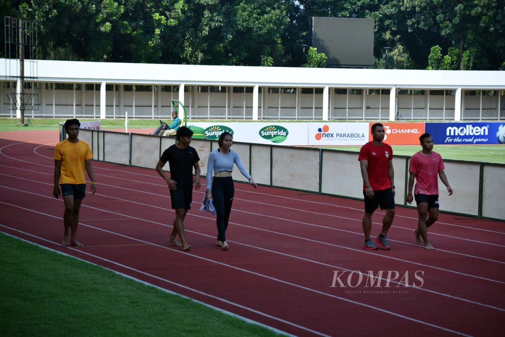 Pelari pelatnas atletik Indonesia, termasuk Lalu Muhammad Zohri (kiri), melakukan pendinginan seusai latihan fisik di ruang kebugaran Stadion Madya Gelora Bung Karno, Senayan, Jakarta, Selasa (5/7/2022). 